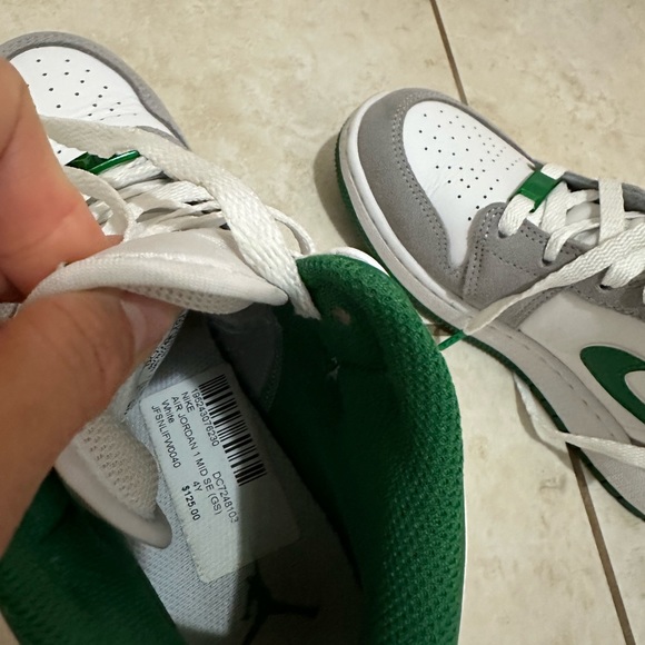 Nike Air Jordan 1 Mid Se (GS) 4Y/5W - Picture 4 of 8